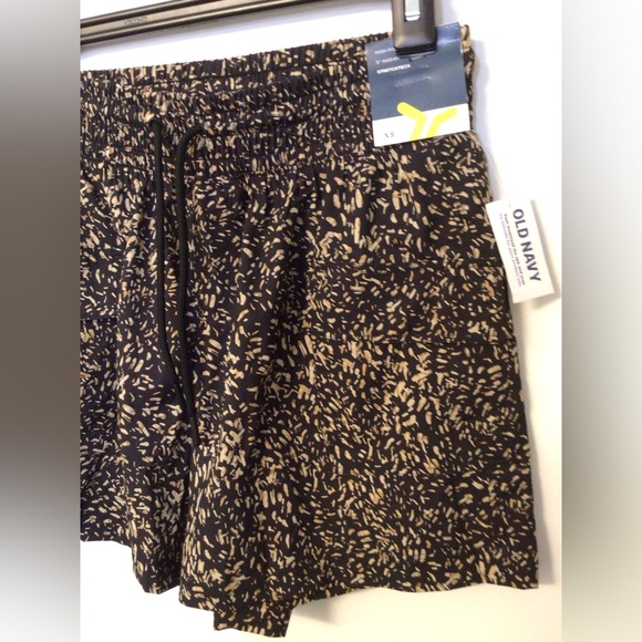 NWT Old navy black tan high rise 5”;inseam stretch tech shorts size XS - Picture 3 of 4